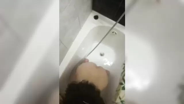 Отсос от голой узбечки в ванне